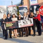24171_2017_09_29_1_mil_strong_stopthetruck_petition_handed_over_to_the_european_commssioner_by_eurogroup_for_animals_and_members_1